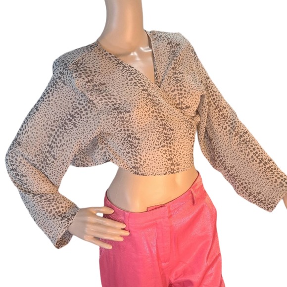 Beautiful tie front top low cut looks amazing on - Picture 2 of 5